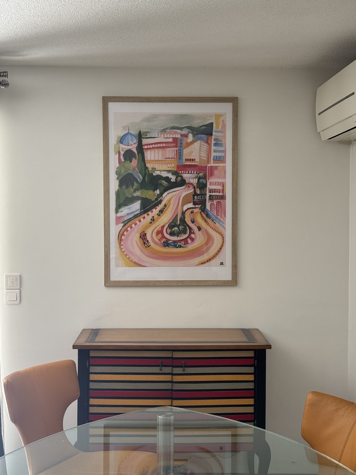 Le salon : une peinture du circuit de Monaco au-dessus du buffet, et la table de la salle à manger